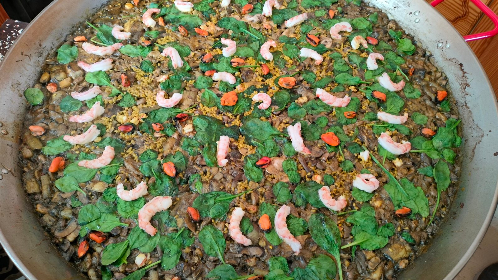Paella de espinacs, bolets i sepia